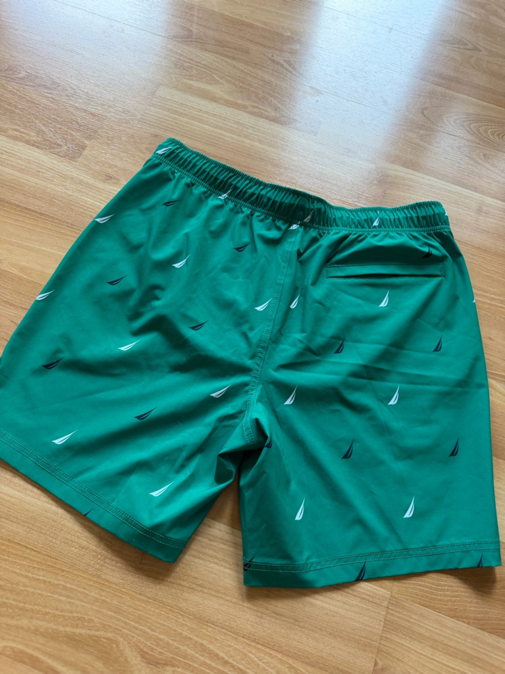 Nautica men’s bathing‎ suit never worn green with sailboats size large